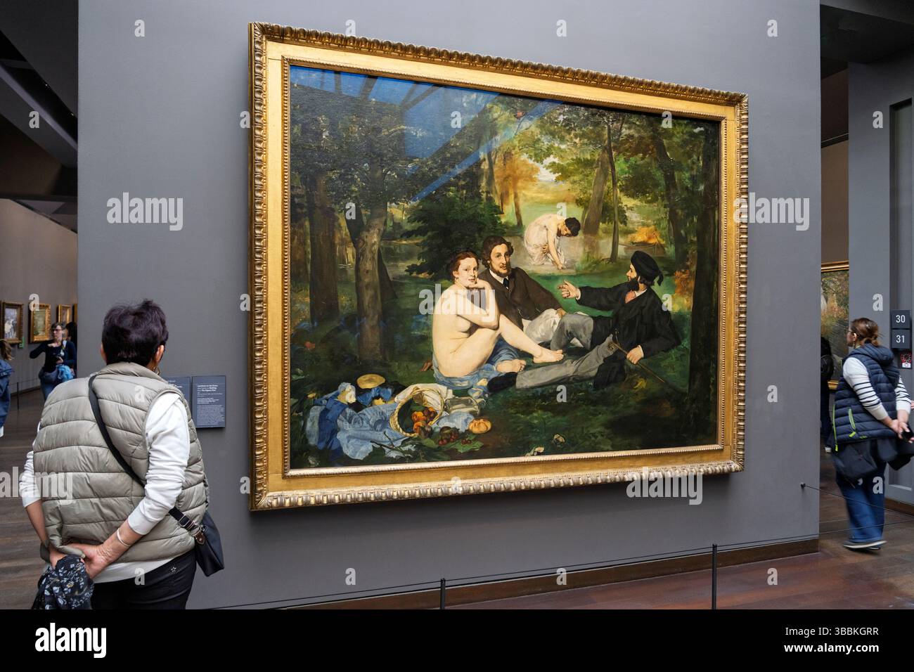 Renoir Painting, Muse dÕOrsay Fotografie der Innenausstellungen, konzentrierte sich auf Menschen, die impressionistische Kunst von Malern wie Renoir, Monet, Gauguin beobachteten Stockfoto