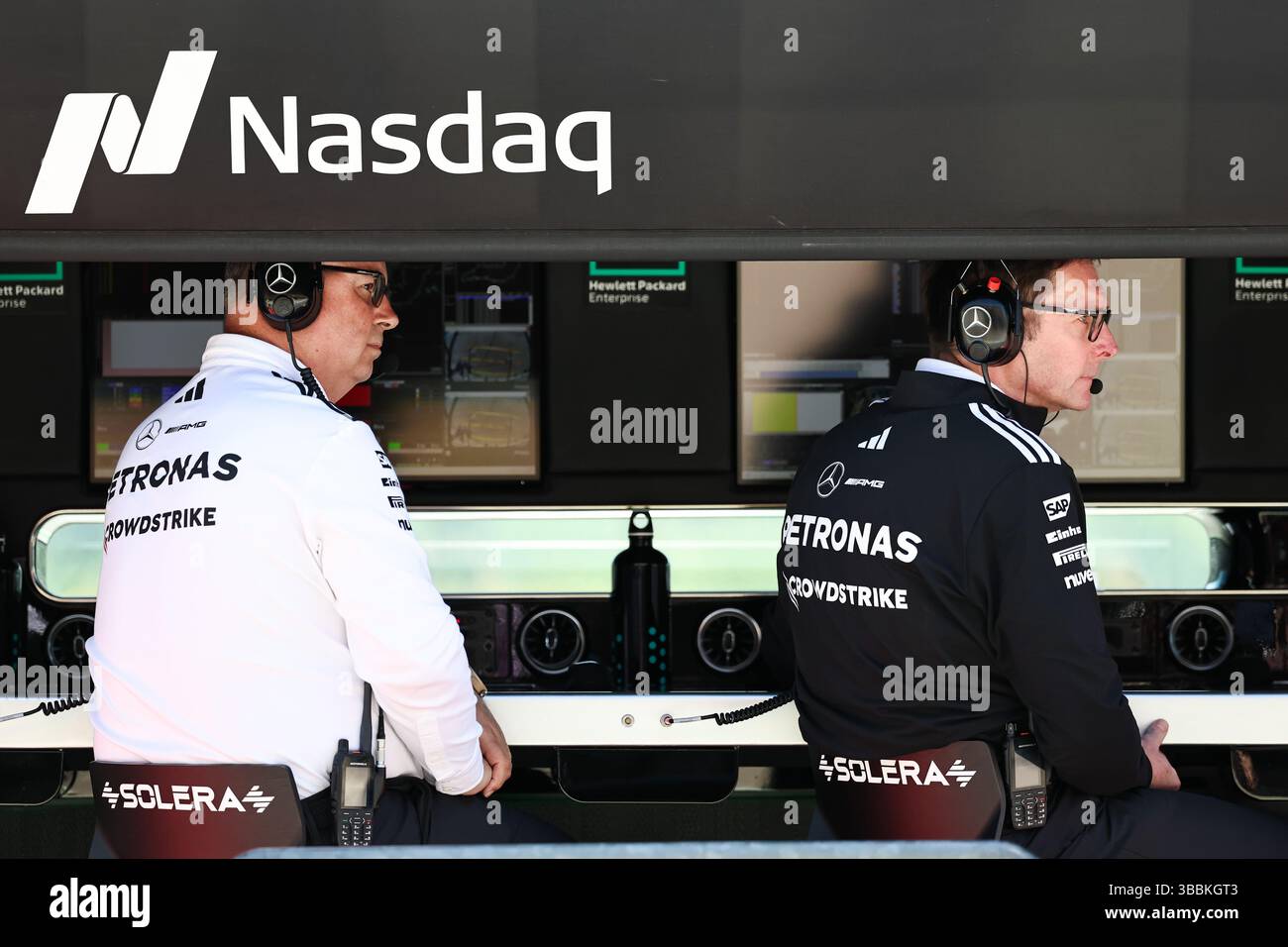 IMOLA, ITALIEN – 16. MAI: Ron Meadows, Sportdirektor des Mercedes AMG Petronas F1 Teams, Andrew Shovlin, technischer Leiter des Mercedes AMG Petronas F1 Teams auf der Rennstrecke am 16. Mai 2024 in Imola, Italien, sehen sich beim Training vor dem Formel-1-Grand-Prix von Emilia-Romagna auf dem Autodromo Internazionale Enzo e Dino Ferrari Circuit an. (Foto: Qian Jun/Paddocker) Stockfoto