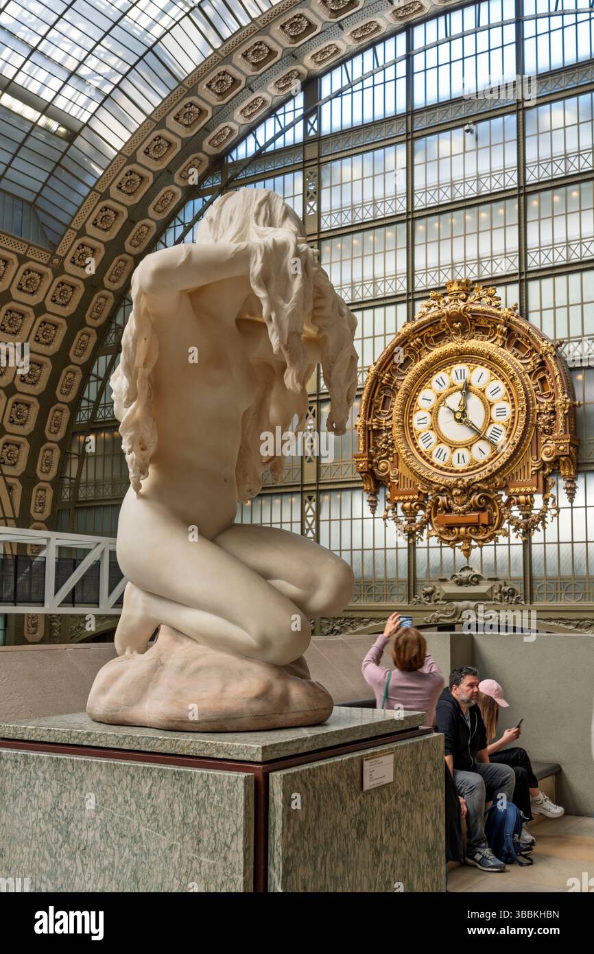 Uhr im Inneren Muse dÕOrsay der Ausstellung Fotografie, die sich auf die Beobachtung impressionistischer Kunst von Malern wie Renoir, Monet, Gauguin Par konzentriert Stockfoto