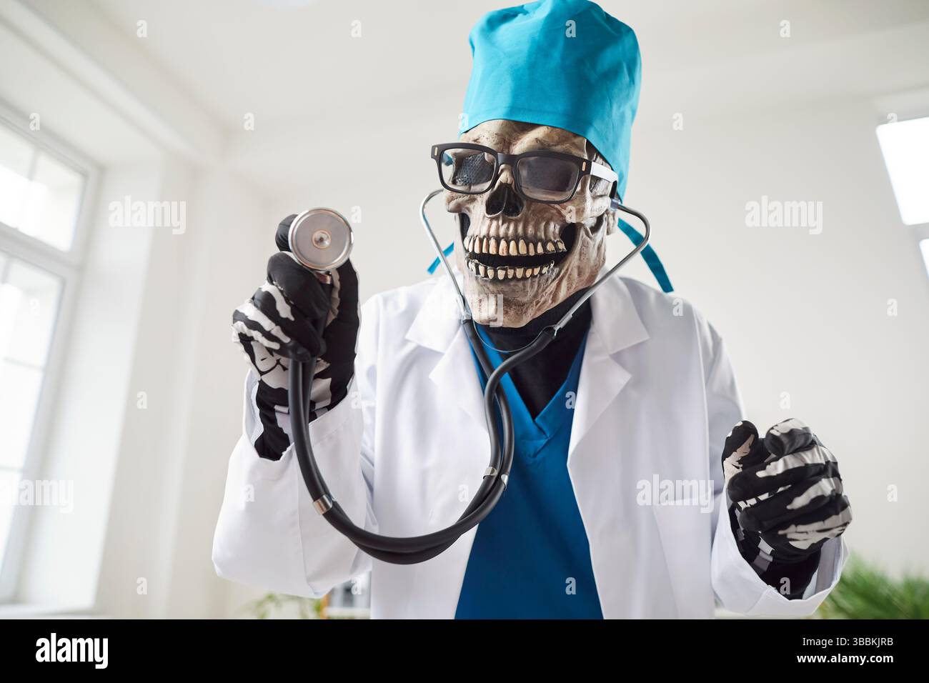 Arzt Oder Krankenschwester Im Sensenmann Kostüm Hält Stethoskop Im Krankenhaus Stockfoto