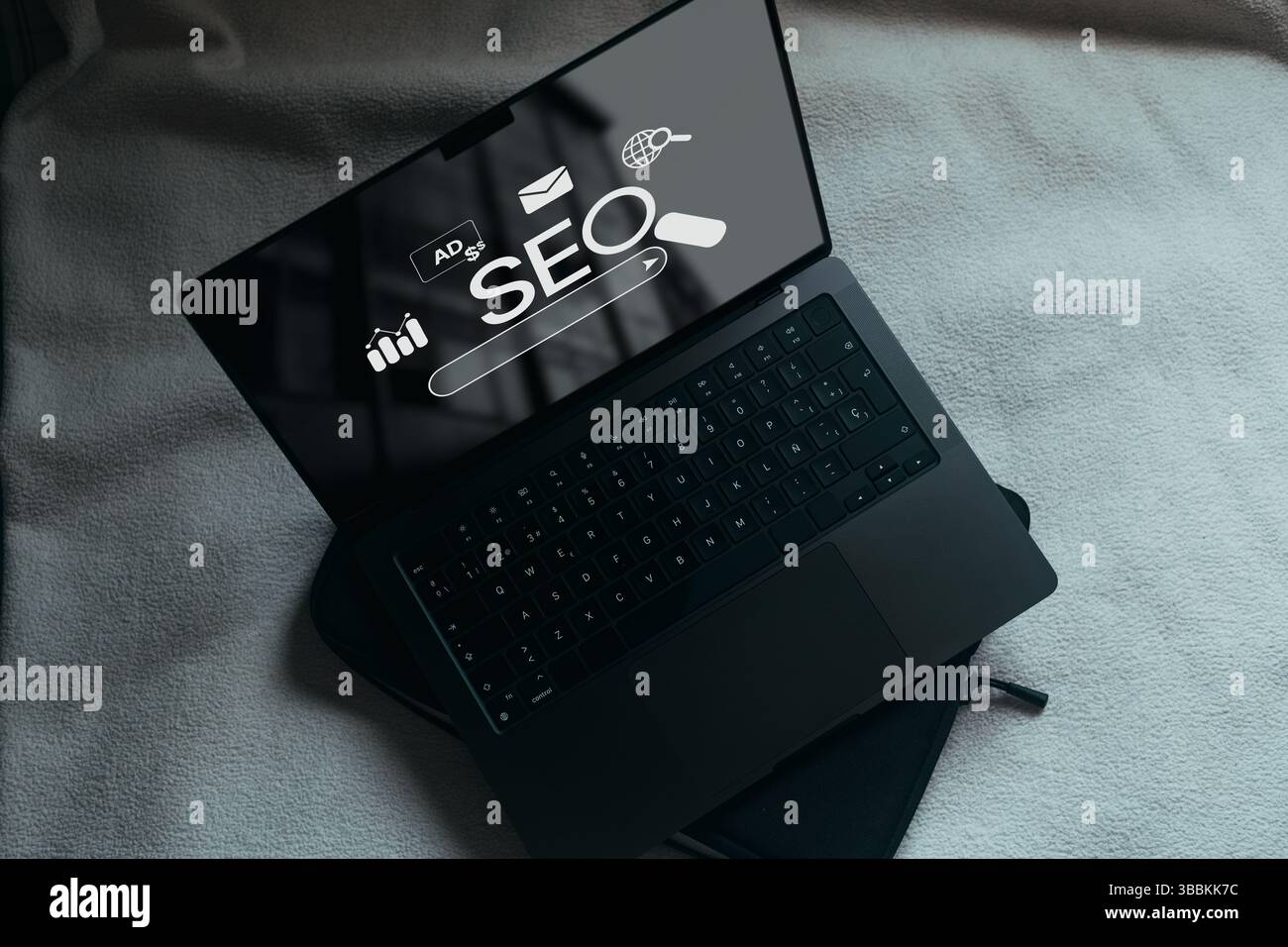 Laptop mit SEO-Symbolen zur Analyse auf dem Bildschirm. SEO-Suchmaschine optimiert Ihre Website für die Rangfolge in Suchmaschinen. Beste Werbung für Ranking-Traffic. Stockfoto