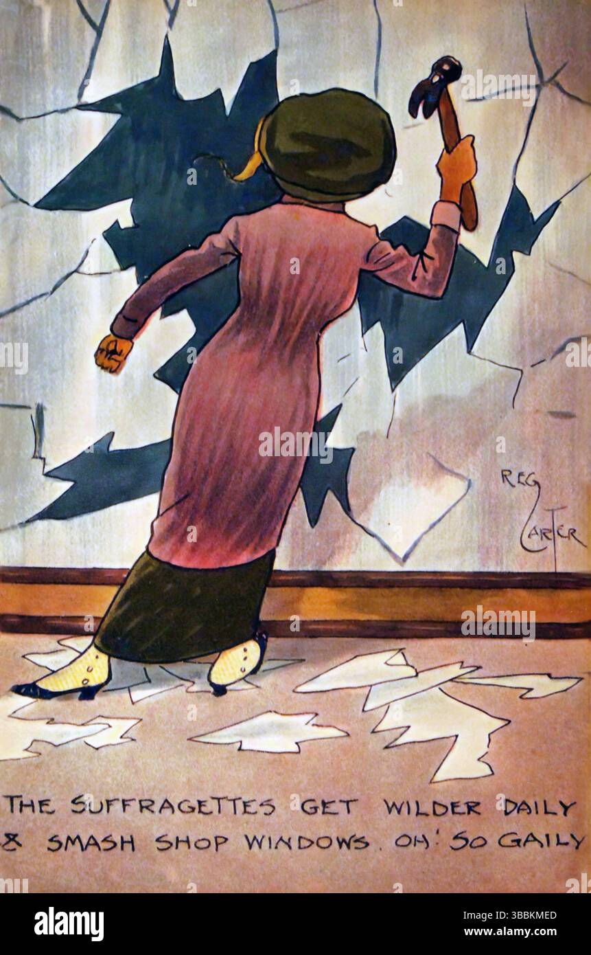 Anti-Wahlrecht-Postkarte, Suffragette zertrümmert das Schaufenster mit Hammer. „Die Suffragetten werden täglich wilder und zertrümmern die Schaufenster in den Geschäften! So fröhlich' 1909-14 Stockfoto