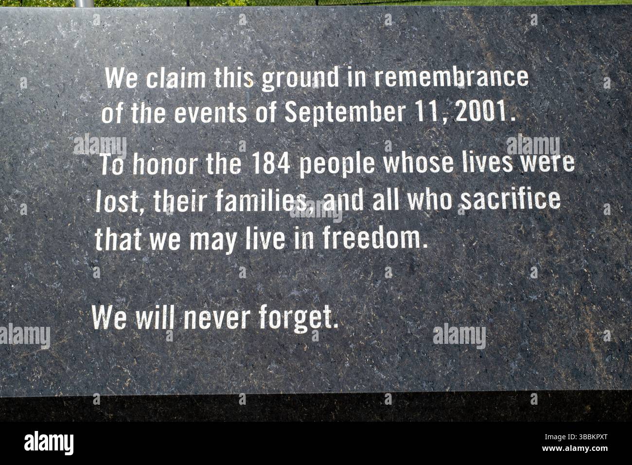 ARLINGTON, Virginia – die Eingangsinschrift am Pentagon Memorial lautet: „Wir beanspruchen diesen Boden in Erinnerung an die Ereignisse vom 11. September 2001. Um die 184 Menschen zu ehren, deren Leben verloren wurde, ihre Familien und alle, die opfern, damit wir in Freiheit leben können. Wir werden es nie vergessen.“ Diese feierliche Widmung markiert den Ort, an dem American Airlines Flug 77 während der Terroranschläge vom 11. September 2001 ins Pentagon abstürzte. Die Gedenkstätte, die am 11. September 2008 eröffnet wurde, verfügt über 184 Bänke, die jedes Opfer des Angriffs repräsentieren. Stockfoto