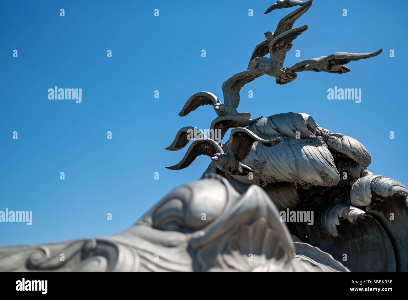 WASHINGTON DC – das Navy-Marine Memorial, auch bekannt als „Waves and Gulls“-Denkmal, steht am Potomac River in Washington DC. Die 1934 geweihte Aluminiumskulptur erinnert an die Mitglieder der US Navy und des Marine Corps, die während des Ersten Weltkriegs auf See ihr Leben verloren haben. Das von Ernesto Begni del Piatta entworfene Denkmal zeigt sieben Möwen, die über stilisierten Wellen fliegen und symbolisieren die ewige Allianz der Seeservice mit den Elementen. Das Monument befindet sich in einem Park mit Blick auf den Potomac River und dient als friedliche Hommage an gefallene Seeleute und Marines. Stockfoto