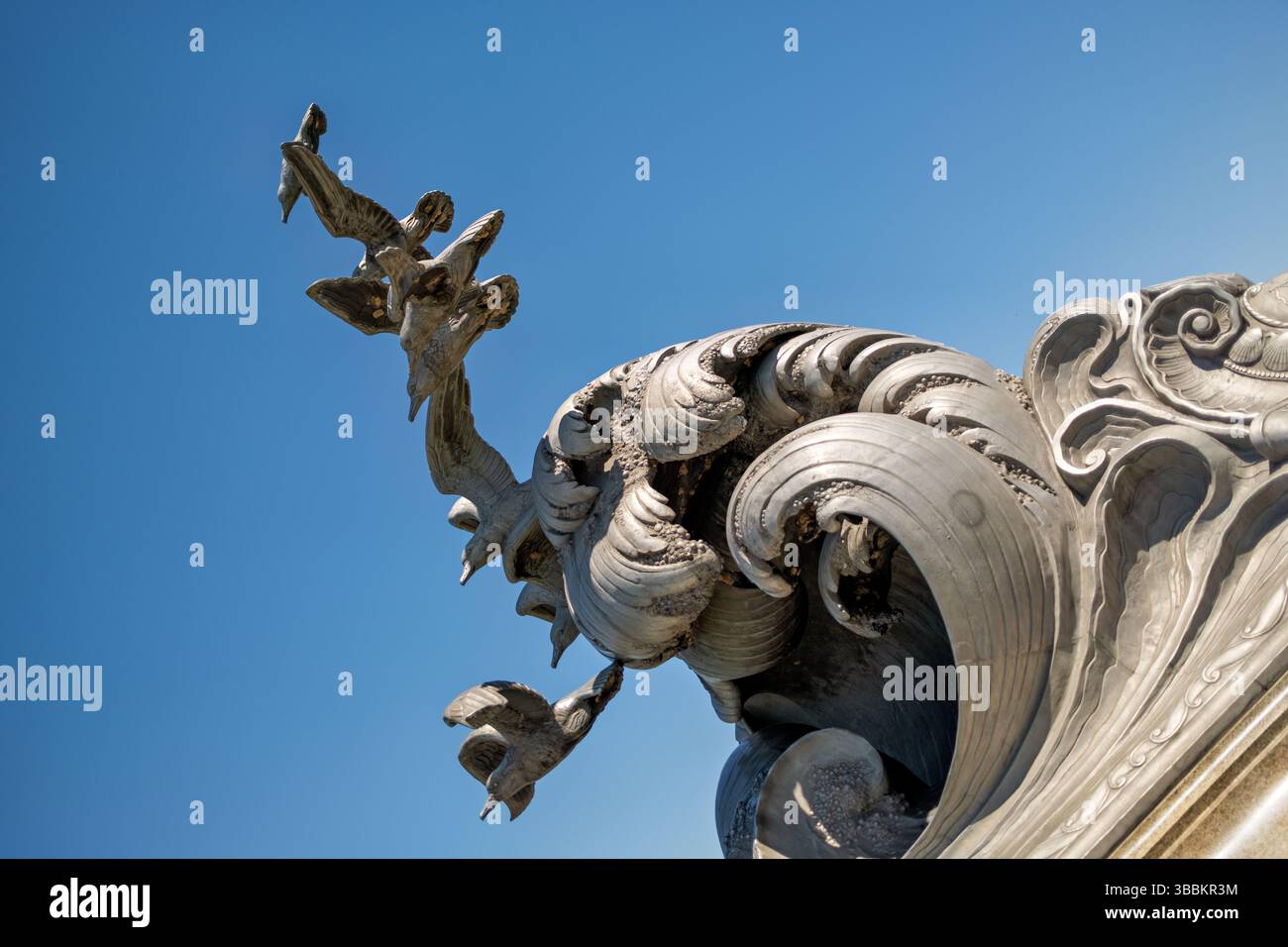 WASHINGTON DC – das Navy-Marine Memorial, auch bekannt als „Waves and Gulls“-Denkmal, steht am Potomac River in Washington DC. Die 1934 geweihte Aluminiumskulptur erinnert an die Mitglieder der US Navy und des Marine Corps, die während des Ersten Weltkriegs auf See ihr Leben verloren haben. Das von Ernesto Begni del Piatta entworfene Denkmal zeigt sieben Möwen, die über stilisierten Wellen fliegen und symbolisieren die ewige Allianz der Seeservice mit den Elementen. Das Monument befindet sich in einem Park mit Blick auf den Potomac River und dient als friedliche Hommage an gefallene Seeleute und Marines. Stockfoto