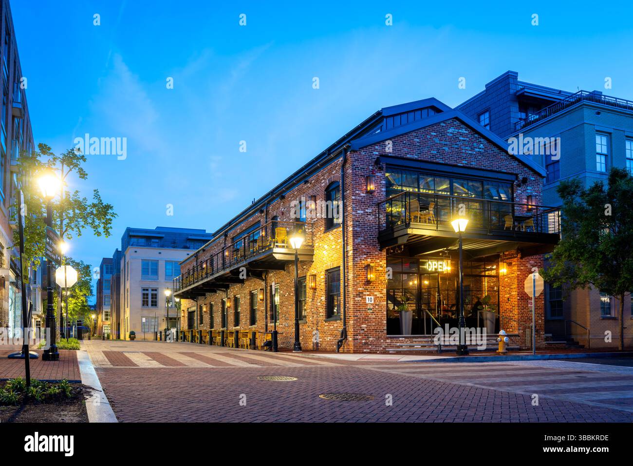 ALEXANDRIA, Virginia – Cooper Mill, eine Bar und ein Restaurant in der 10 Duke Street in der Altstadt von Alexandria, befindet sich in einem restaurierten historischen cooper-Mühlengebäude am Potomac-Ufer am ehemaligen Standort des Robinson-Terminals. Das Hotel kombiniert industriell-schicke Designelemente mit modernen Speisemöglichkeiten, wobei die architektonischen Merkmale der ursprünglichen Struktur erhalten bleiben. Cooper Mill bietet einen Blick auf den Potomac River und ist Teil von Alexandrias kontinuierlicher Revitalisierung des Ufers, die ehemalige Industrie- und Schifffahrtseinrichtungen in Restaurants und Freizeiteinrichtungen verwandelt hat Stockfoto