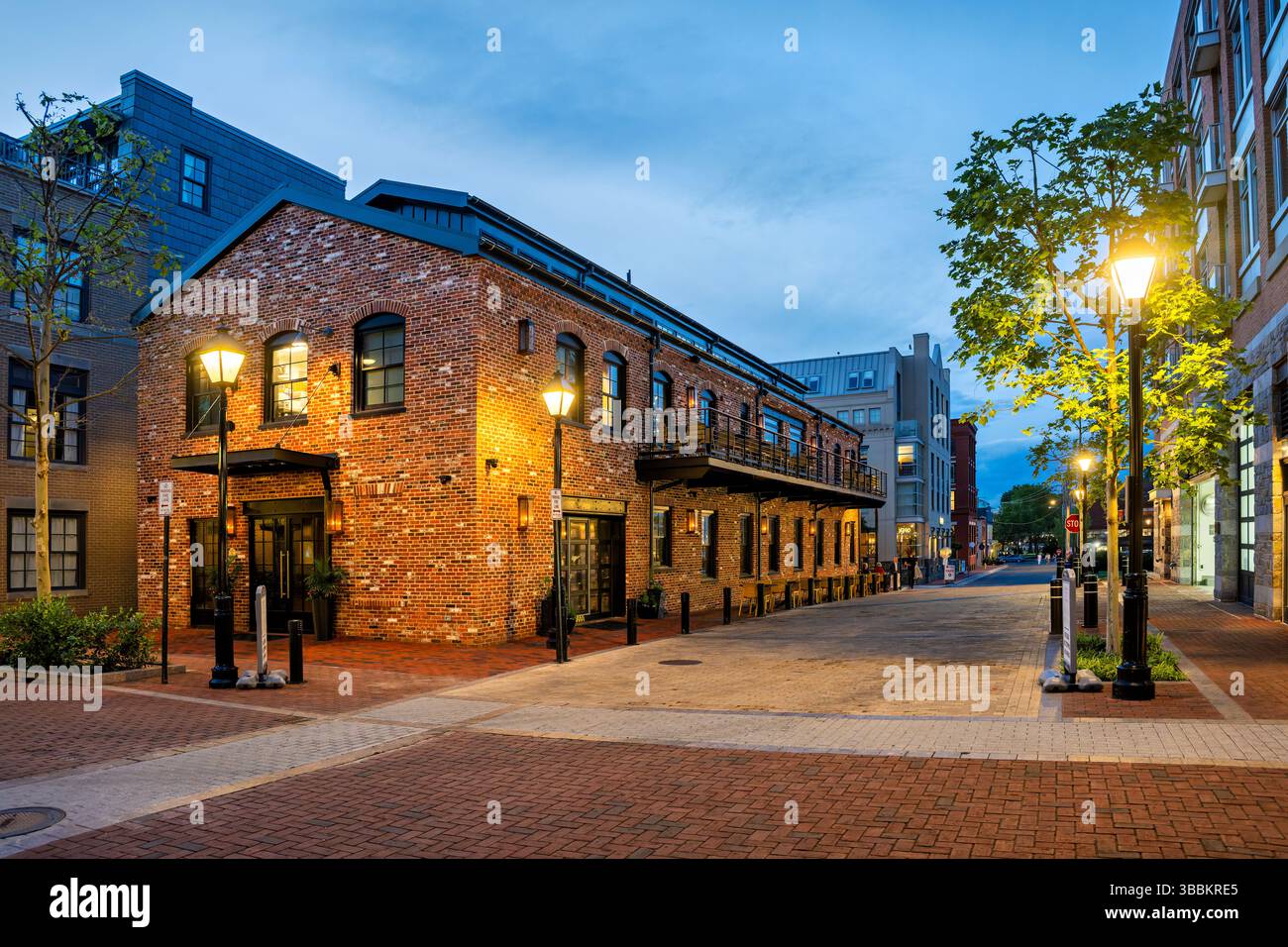 ALEXANDRIA, Virginia – Cooper Mill, eine Bar und ein Restaurant in der 10 Duke Street in der Altstadt von Alexandria, befindet sich in einem restaurierten historischen cooper-Mühlengebäude am Potomac-Ufer am ehemaligen Standort des Robinson-Terminals. Das Hotel kombiniert industriell-schicke Designelemente mit modernen Speisemöglichkeiten, wobei die architektonischen Merkmale der ursprünglichen Struktur erhalten bleiben. Cooper Mill bietet einen Blick auf den Potomac River und ist Teil von Alexandrias kontinuierlicher Revitalisierung des Ufers, die ehemalige Industrie- und Schifffahrtseinrichtungen in Restaurants und Freizeiteinrichtungen verwandelt hat Stockfoto