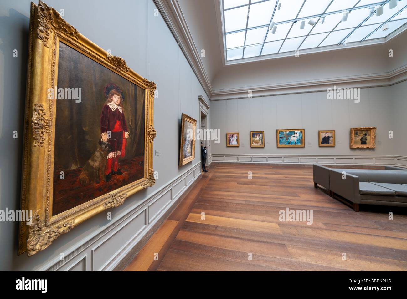 WASHINGTON DC – das West Building Main Floor der National Gallery of Art beherbergt eine Reihe miteinander verbundener Galerien in der Nähe der Gallery 61, die größtenteils von historischen und nationalen Malschulen organisiert sind. In den nahe gelegenen Räumen werden bedeutende europäische Gemälde von der Renaissance bis zum 19. Jahrhundert gezeigt, darunter britische, französische, spanische und italienische Meisterwerke. Die Galerien sind in einer logischen Reihenfolge angeordnet, wobei die Besucher sich chronologisch durch verschiedene künstlerische Perioden bewegen oder sich auf spezifische nationale Traditionen konzentrieren können, die alle in der neoklassischen Architektur des Westbuils gezeigt werden Stockfoto