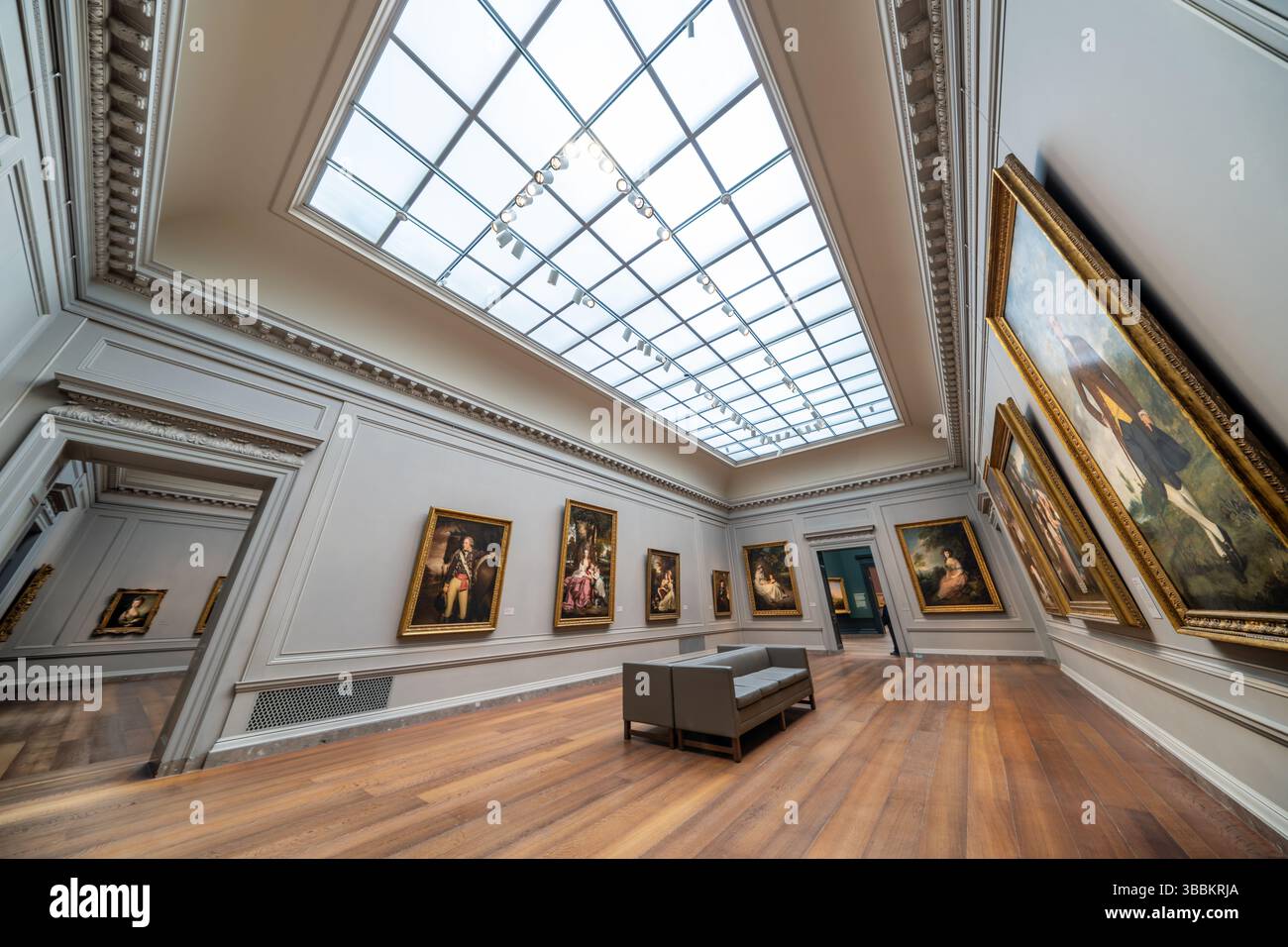 WASHINGTON DC – das West Building Main Floor der National Gallery of Art beherbergt eine Reihe miteinander verbundener Galerien in der Nähe der Gallery 61, die größtenteils von historischen und nationalen Malschulen organisiert sind. In den nahe gelegenen Räumen werden bedeutende europäische Gemälde von der Renaissance bis zum 19. Jahrhundert gezeigt, darunter britische, französische, spanische und italienische Meisterwerke. Die Galerien sind in einer logischen Reihenfolge angeordnet, wobei die Besucher sich chronologisch durch verschiedene künstlerische Perioden bewegen oder sich auf spezifische nationale Traditionen konzentrieren können, die alle in der neoklassischen Architektur des Westbuils gezeigt werden Stockfoto