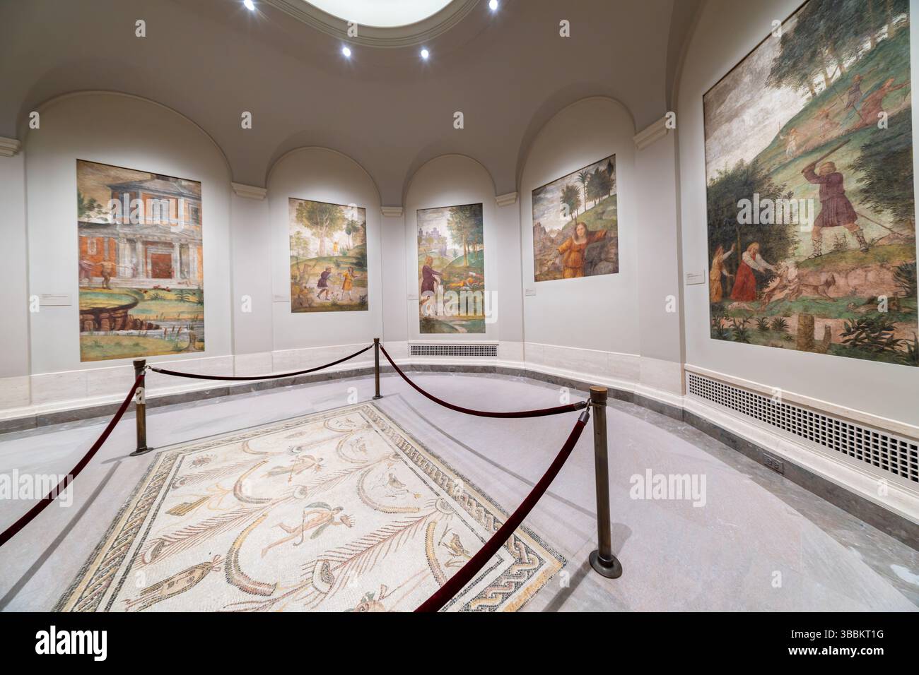 WASHINGTON DC – die National Gallery of Art beherbergt eine bedeutende Serie von sieben Fresken von Bernardino Luini (ca. 1480–1532), die die mythologische Erzählung von Cephalus darstellen. Diese um 1520–1522 entstandenen Werke der Mailänder Renaissance umfassen „Cephalus and Pan at the Temple of Diana“ und bilden einen vollständigen mythologischen Zyklus, der die Geschichte von Cephalus erforscht. Die Fresken, die Teil der Samuel H. Kress Sammlung sind, sind neben einem antiken römischen Bodenmosaik mit dem Titel „Symbole von Bacchus als Gott des Weins und des Theaters“ ausgestellt, ein Marmor- und Glaswerk aus dem dritten Jahrhundert n. Chr., das Tuni dem amerikanischen Volk geschenkt hat Stockfoto