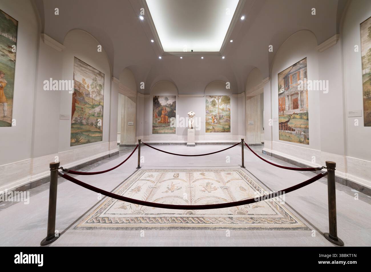 WASHINGTON DC – die National Gallery of Art beherbergt eine bedeutende Serie von sieben Fresken von Bernardino Luini (ca. 1480–1532), die die mythologische Erzählung von Cephalus darstellen. Diese um 1520–1522 entstandenen Werke der Mailänder Renaissance umfassen „Cephalus and Pan at the Temple of Diana“ und bilden einen vollständigen mythologischen Zyklus, der die Geschichte von Cephalus erforscht. Die Fresken, die Teil der Samuel H. Kress Sammlung sind, sind neben einem antiken römischen Bodenmosaik mit dem Titel „Symbole von Bacchus als Gott des Weins und des Theaters“ ausgestellt, ein Marmor- und Glaswerk aus dem dritten Jahrhundert n. Chr., das Tuni dem amerikanischen Volk geschenkt hat Stockfoto