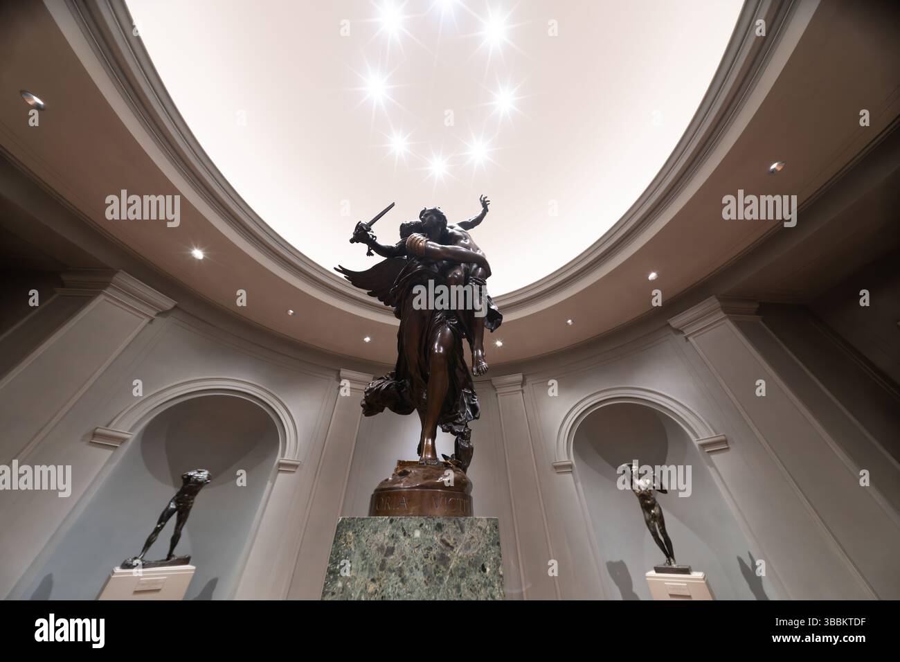 WASHINGTON DC – Gloria Victis (Gloria Victis), eine Bronzeskulptur des französischen Künstlers Marius-Jean-Antonin Mercié (1845–1916), wird in der National Gallery of Art ausgestellt Ursprünglich um 1874 als Reaktion auf die Niederlage Frankreichs im Deutsch-Französischen Krieg nachempfunden, wurde diese Form nach 1879 produziert und 1985 über den Andrew W. Mellon Fund erworben. Das allegorische Werk zeigt eine geflügelte Victory-Figur, die den Körper eines gefallenen französischen Soldaten trägt und die Ehre derer symbolisiert, die ihr Land trotz der militärischen Niederlage verteidigten. Stockfoto