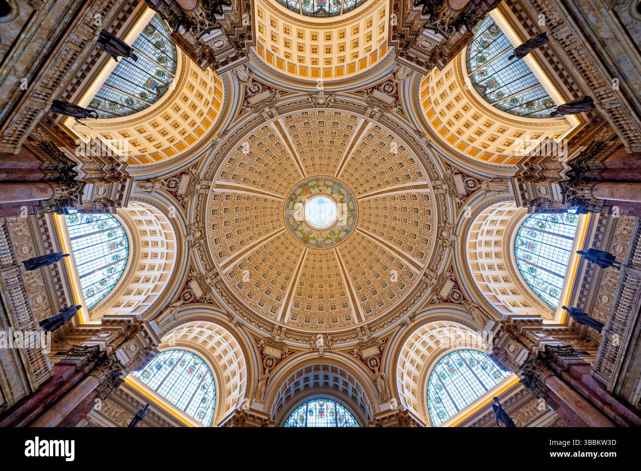 WASHINGTON DC – die reich verzierte Kuppeldecke des Hauptlesungssaals im Thomas Jefferson Building der Library of Congress steht für den Höhepunkt des amerikanischen Beaux-Arts-Designs. Die 1897 fertiggestellte 160 Meter hohe Kuppel zeigt Edwin Howland Blashfields zentrales Gemälde „menschliches Verständnis“, umgeben von zwölf Figuren, die Länder und Epochen repräsentieren, die zum menschlichen Wissen beigetragen haben. Die Decke enthält kunstvoll vergoldete Formteile, farbenfrohe allegorische Gemälde im Kragen der Kuppel und Personifizierungen von Literatur, Wissenschaft und Kunst. Dieses Meisterwerk von Amer Stockfoto