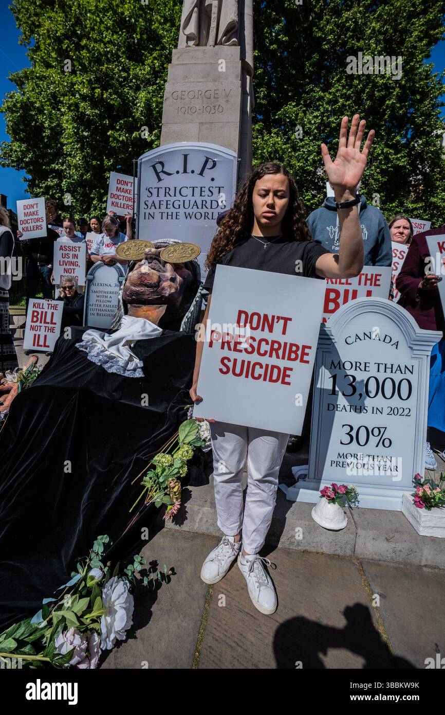 London, Großbritannien. Mai 2025. Ein junger Christ betet während des Protestes gegen den Assisted Dying Bill. Hunderte von Aktivisten versammeln sich, um gegen das Gesetz zu protestieren, das derzeit im Unterhaus geändert wird. Das Gesetz, wenn es verabschiedet wird, erlaubt den Tod von Patienten mit einer tödlichen Krankheit durch Verschreibung lebensbedrohlicher Medikamente. Quelle: SOPA Images Limited/Alamy Live News Stockfoto