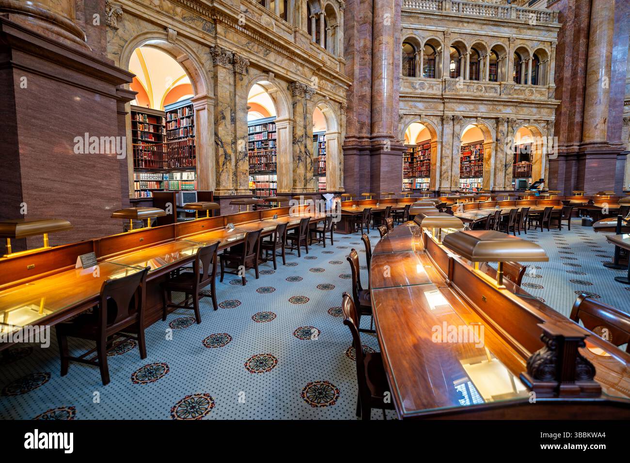 WASHINGTON DC – der Hauptlesungsraum des Thomas Jefferson Building in der Library of Congress ist einer der prächtigsten öffentlichen Räume Amerikas. Dieser achteckige Raum wurde 1897 fertiggestellt und erhebt sich 160 Meter zu einer kunstvollen Kuppel mit Edwin Howland Blashfields Gemälde „menschliches Verständnis“, umgeben von allegorischen Figuren, die Länder repräsentieren, die zum menschlichen Wissen beigetragen haben. Der Lesesaal verfügt über massive Säulen aus rotem Marmor mit vergoldeten korinthischen Kapitellen, Bronzestatuen, die Wissensfelder darstellen, und drei Reihen von Bücherstapeln, die den zentralen Raum umkreisen. Entwickelt Stockfoto