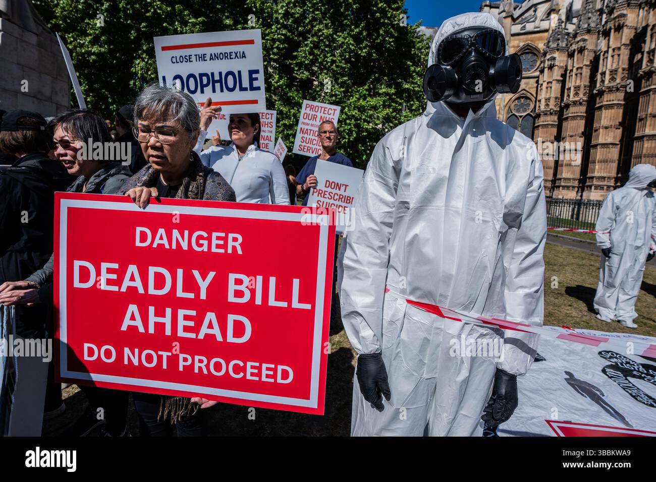London, Großbritannien. Mai 2025. Die Aktivisten kleiden sich in Gefahrenanzüge, um das gefährliche Potenzial der vorgeschlagenen Assisted Dying Bill zu symbolisieren. Hunderte von Aktivisten versammeln sich, um gegen das Gesetz zu protestieren, das derzeit im Unterhaus geändert wird. Das Gesetz, wenn es verabschiedet wird, erlaubt den Tod von Patienten mit einer tödlichen Krankheit durch Verschreibung lebensbedrohlicher Medikamente. Quelle: SOPA Images Limited/Alamy Live News Stockfoto