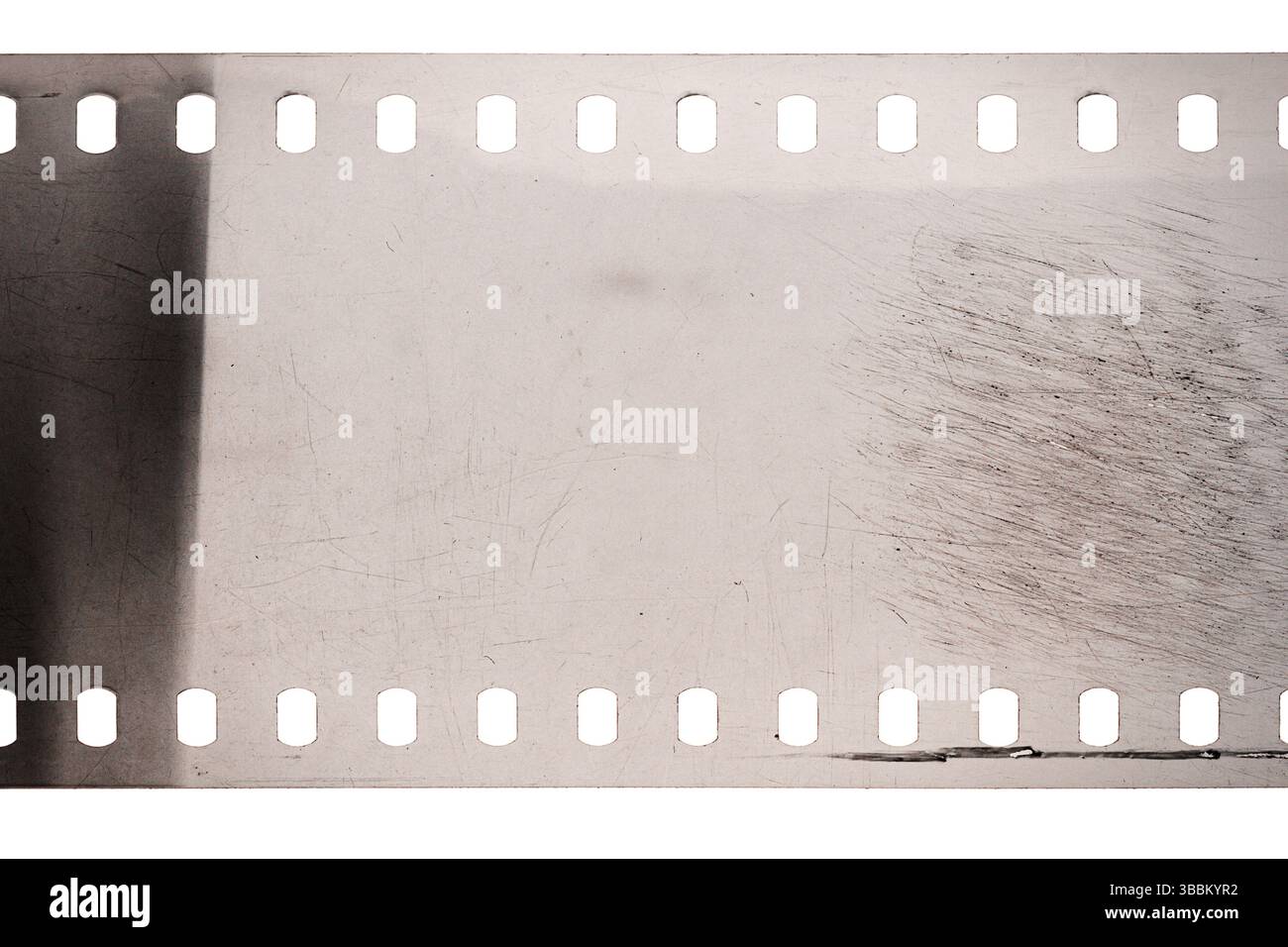 Staubige und schmutzige 35-mm-Filmtextur oder -Oberfläche. Perforierter, zerkratzter Kamerafilm isoliert auf weißem Hintergrund. Stockfoto