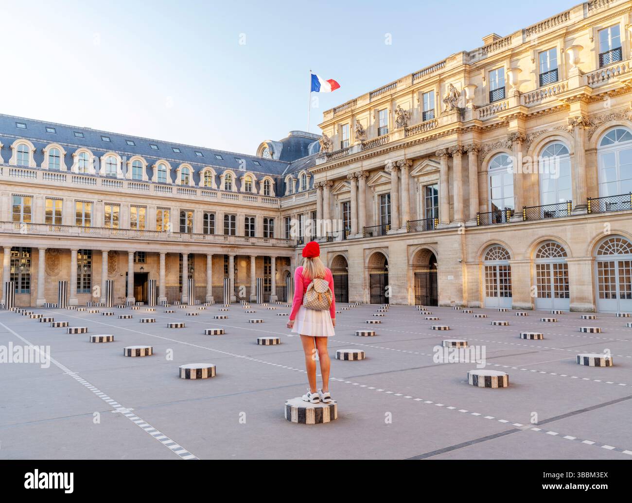 Frau genießt Palais Royale im Frühjahr (MR) Paris, Frankreich, Europa Stockfoto