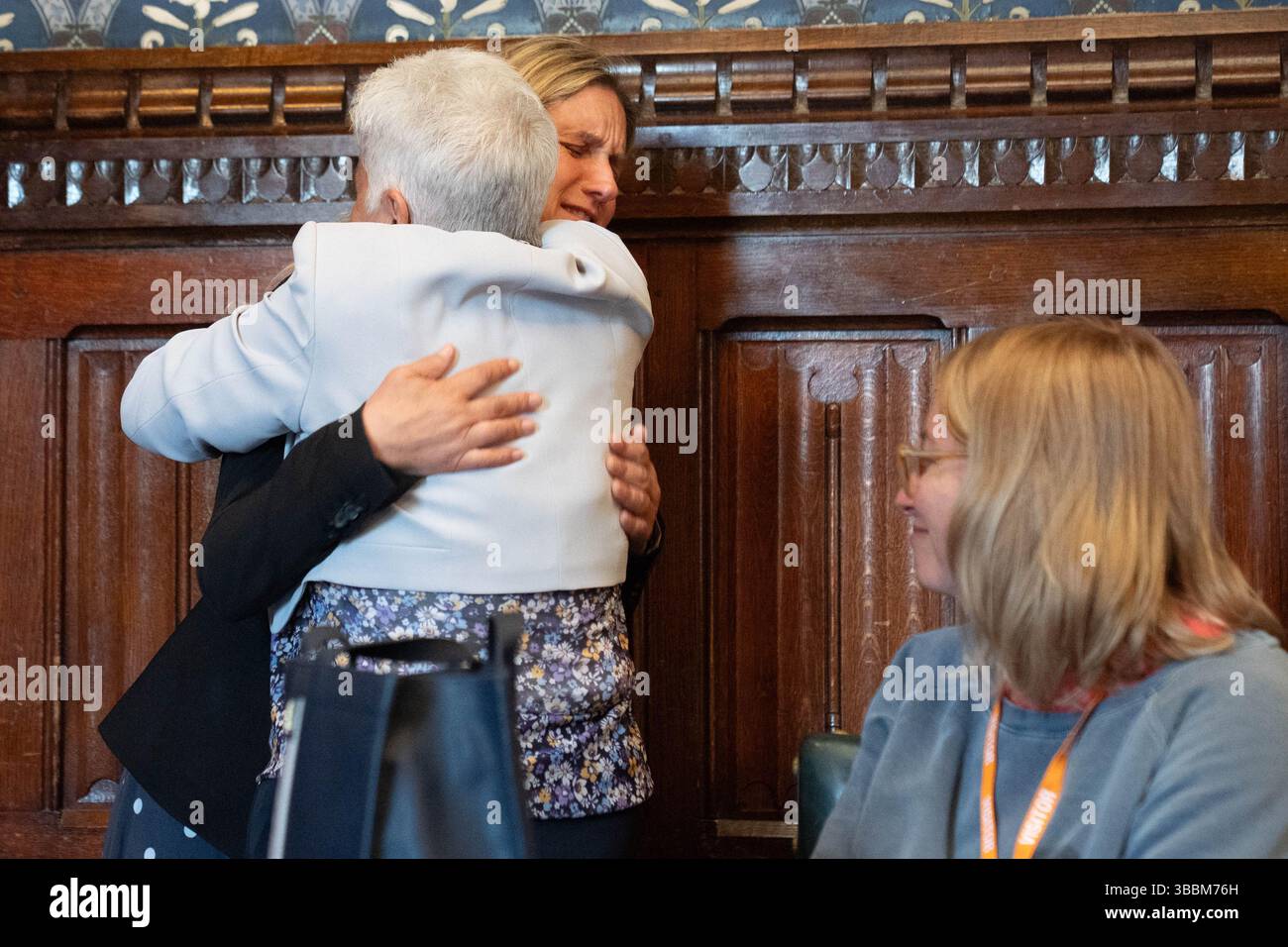 Kim Leadbeater umarmte ihre Mutter Jean Leadbeater im House of Parliament in London und brachte ihr Gesetz zurück ins Parlament. Das Labour-Parlamentsmitglied sagte, dass Sterbehilfe legalisiert werden müsse, um zu vermeiden, dass Menschen, die im Sterben sterben, aus Verzweiflung handeln oder „traumatische“ Reisen in die Schweiz machen. Bilddatum: Freitag, 16. Mai 2025. Stockfoto