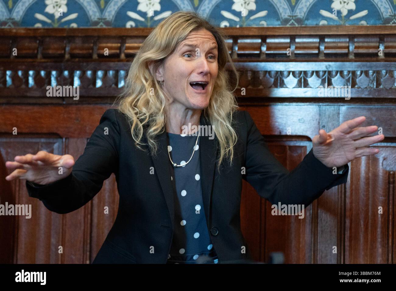 Kim Leadbeater im House of Parliament in London brachte ihr Gesetz zurück ins Parlament und sagte, dass Sterbehilfe legalisiert werden müsse, um zu vermeiden, dass Menschen, die unheilbar krank sind, aus Verzweiflung handeln oder „traumatische“ Reisen in die Schweiz machen. Bilddatum: Freitag, 16. Mai 2025. Stockfoto