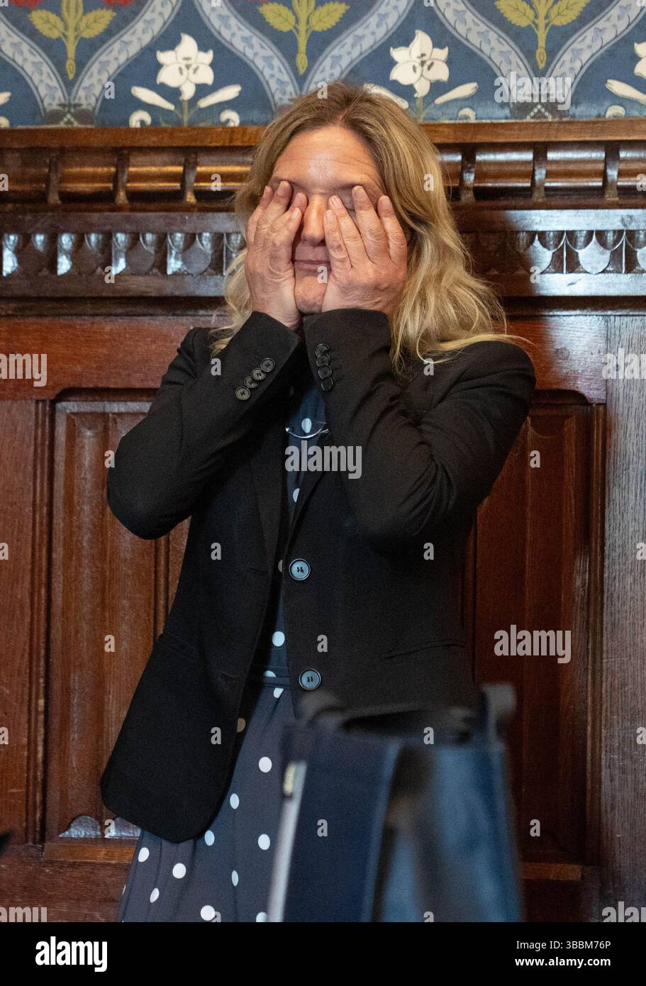 Kim Leadbeater im House of Parliament in London brachte ihr Gesetz zurück ins Parlament und sagte, dass Sterbehilfe legalisiert werden müsse, um zu vermeiden, dass Menschen, die unheilbar krank sind, aus Verzweiflung handeln oder „traumatische“ Reisen in die Schweiz machen. Bilddatum: Freitag, 16. Mai 2025. Stockfoto