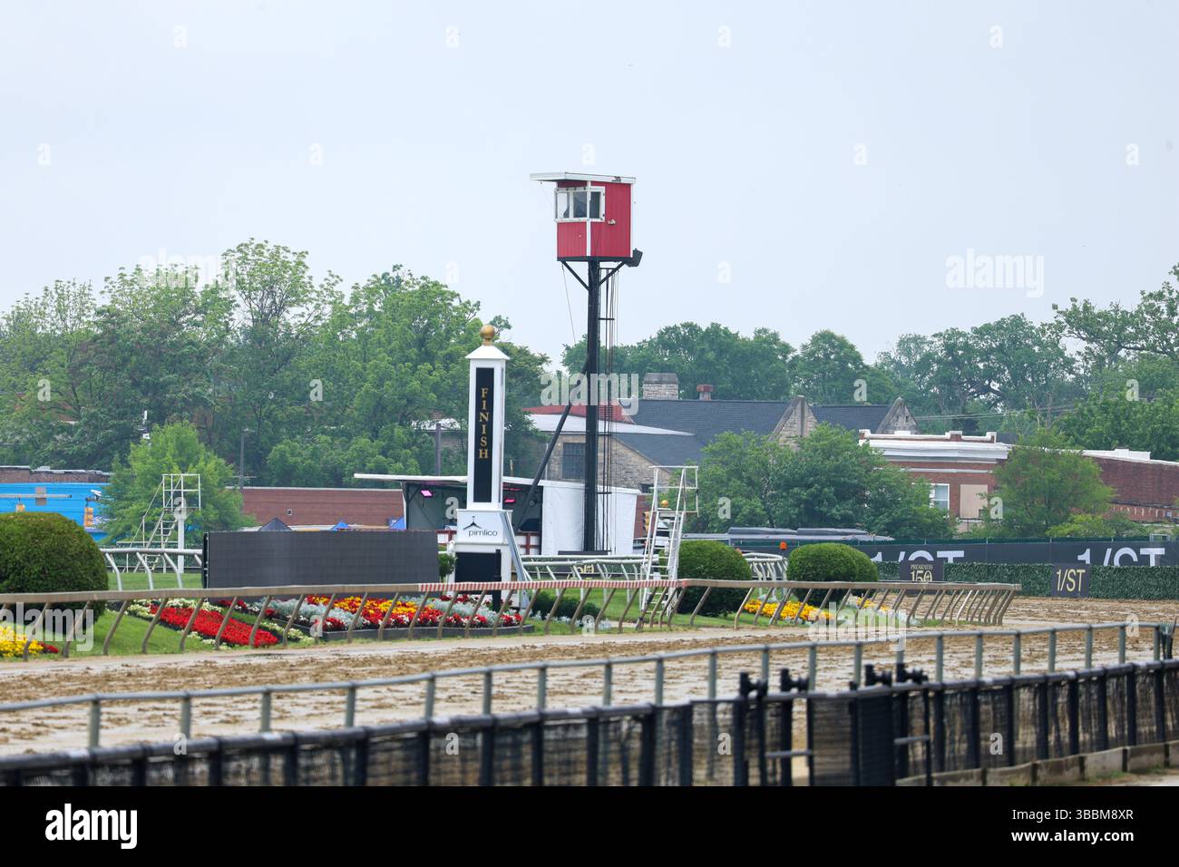 Baltimore City, USA. Mai 2025. Mai 2025, Pimlico Racetrack, Baltimore City, Maryland, USA. Medien, Pferdebegeisterte und Einheimische aus der Nachbarschaft versammelten sich, um Vollblüter beim Preakness-Pferderennen am Samstag zu beobachten. Preakness ist das zweite Juwel der drei Juwelen-Krone, aber es wird keine drei überfüllten Juwelen geben, da der Gewinner des Kentucky Derby nicht in Preakness antreten wird. (Foto: Robyn Stevens Brody/SIPA USA) Credit: SIPA USA/Alamy Live News Stockfoto
