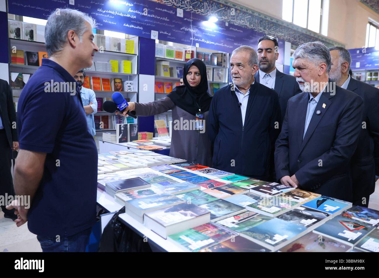 Iranischer Präsident Massoud Pezeshkian besucht 36. Internationale Buchmesse in Teheran der iranische Präsident Massoud Pezeshkian besucht am 16. Mai 2025 die 36. Internationale Buchmesse in Teheran, Iran. Foto: Büro der iranischen Präsidentschaft Teheran Teheran Iran, Islamische Republik 160525 Iran IPO 0013 Copyright: XapaimagesxIranianxPresidencyxOfficexxapaimagesx Stockfoto