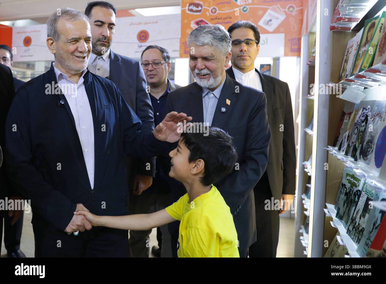 Iranischer Präsident Massoud Pezeshkian besucht 36. Internationale Buchmesse in Teheran der iranische Präsident Massoud Pezeshkian besucht am 16. Mai 2025 die 36. Internationale Buchmesse in Teheran, Iran. Foto: Büro der iranischen Präsidentschaft Teheran Teheran Iran, Islamische Republik 160525 Iran IPO 0021 Copyright: XapaimagesxIranianxPresidencyxOfficexxapaimagesx Stockfoto