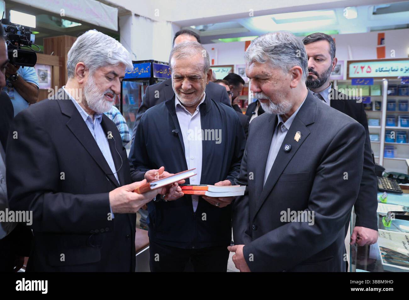 Iranischer Präsident Massoud Pezeshkian besucht 36. Internationale Buchmesse in Teheran der iranische Präsident Massoud Pezeshkian besucht am 16. Mai 2025 die 36. Internationale Buchmesse in Teheran, Iran. Foto: Büro der iranischen Präsidentschaft Teheran Teheran Iran, Islamische Republik 160525 Iran IPO 006 Copyright: XapaimagesxIranianxPresidencyxOfficexxapaimagesx Stockfoto