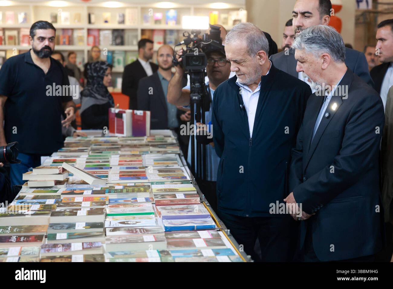 Iranischer Präsident Massoud Pezeshkian besucht 36. Internationale Buchmesse in Teheran der iranische Präsident Massoud Pezeshkian besucht am 16. Mai 2025 die 36. Internationale Buchmesse in Teheran, Iran. Foto: Büro der iranischen Präsidentschaft Teheran Teheran Iran, Islamische Republik 160525 Iran IPO 0023 Copyright: XapaimagesxIranianxPresidencyxOfficexxapaimagesx Stockfoto