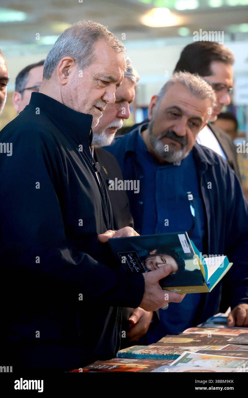 Iranischer Präsident Massoud Pezeshkian besucht 36. Internationale Buchmesse in Teheran der iranische Präsident Massoud Pezeshkian besucht am 16. Mai 2025 die 36. Internationale Buchmesse in Teheran, Iran. Foto: Büro der iranischen Präsidentschaft Teheran Teheran Iran, Islamische Republik 160525 Iran IPO 0028 Copyright: XapaimagesxIranianxPresidencyxOfficexxapaimagesx Stockfoto