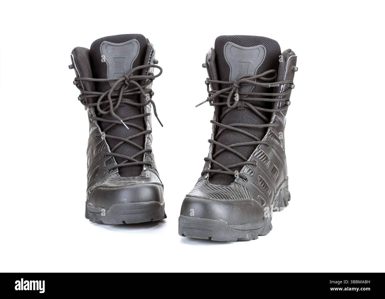 Ein schwarzer Wanderschuh mit robustem Design, Vorderansicht, isoliert auf weißem Hintergrund. Diese strapazierfähigen Stiefel verfügen über robuste Schnürsenkel und einen hohen Knöchel für Halt Stockfoto