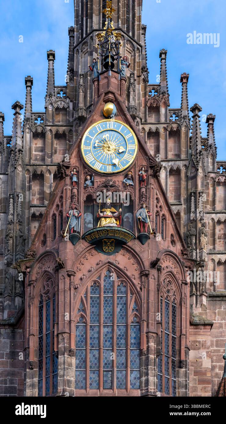 Katholische Frauenkirche am Nürnberger Hauptmarkt, Stadtpfarrkirche Unserer Lieben Frau, Männleinlaufen unter der Turmuhr, seit über 500 Jahren ziehen die sieben Kurfürsten an Kaiser Karl IV. Vorbei Nürnberg Bayern Deutschland *** Katholische Kirche unserer Lieben Frau am Nürnberger Hauptmarkt, Pfarrkirche unserer Lieben Frau, Männer laufen unter dem Uhrturm, die sieben Kurfürsten ziehen seit über 500 Jahren Kaiser Karl IV Stockfoto