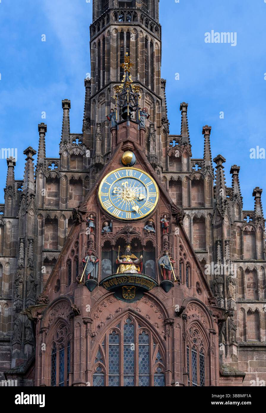 Katholische Frauenkirche am Nürnberger Hauptmarkt, Stadtpfarrkirche Unserer Lieben Frau, Männleinlaufen unter der Turmuhr, seit über 500 Jahren ziehen die sieben Kurfürsten an Kaiser Karl IV. Vorbei Nürnberg Bayern Deutschland *** Katholische Kirche unserer Lieben Frau am Nürnberger Hauptmarkt, Pfarrkirche unserer Lieben Frau, Männer laufen unter dem Uhrturm, die sieben Kurfürsten ziehen seit über 500 Jahren Kaiser Karl IV Stockfoto