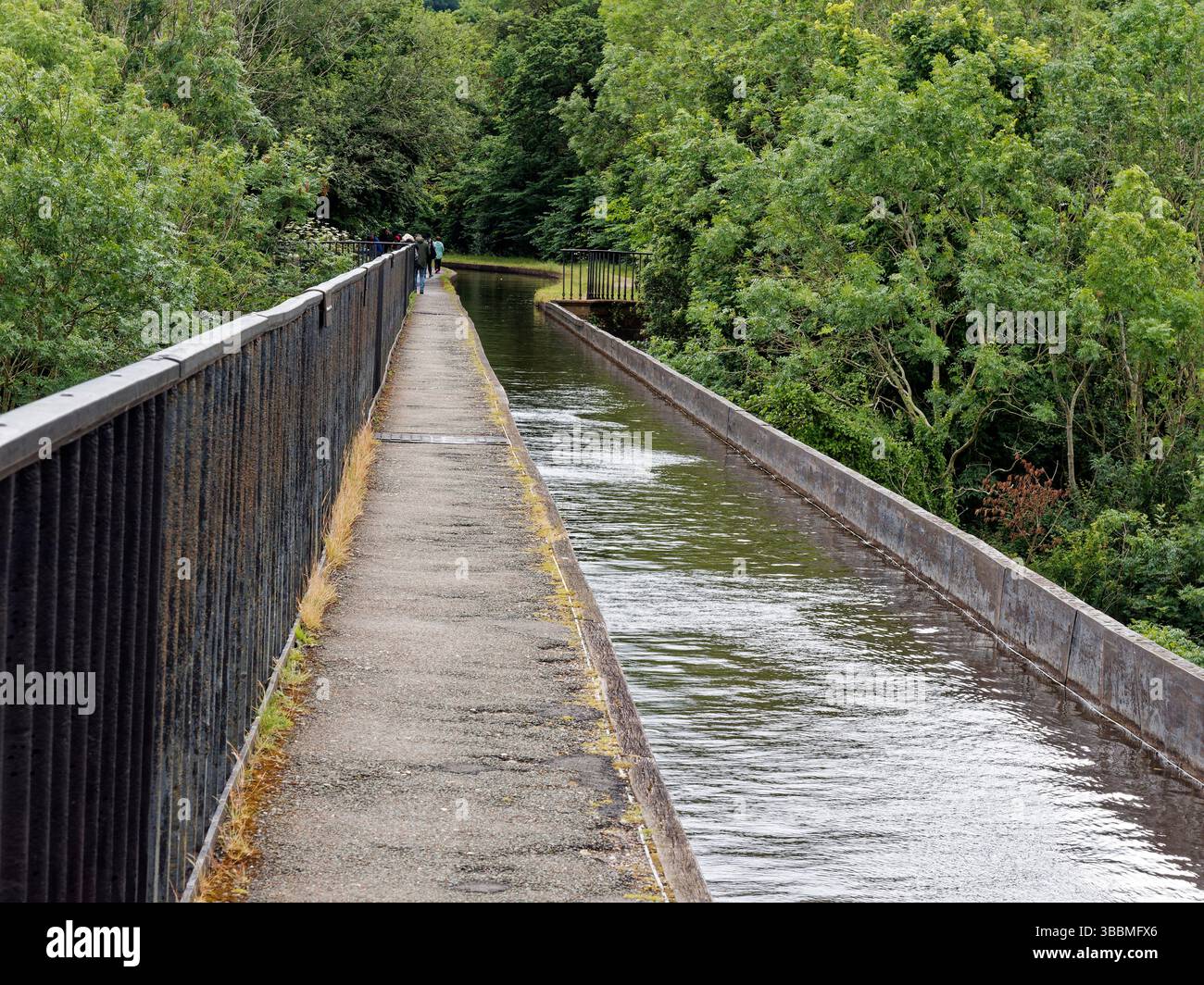 Das von Telford erbaute Pontcysyllte Aquädukt führt den Llangollen Canal durch das Dee Valley und ist Teil des Weltkulturerbes. Ein Strom am Himmel. Stockfoto