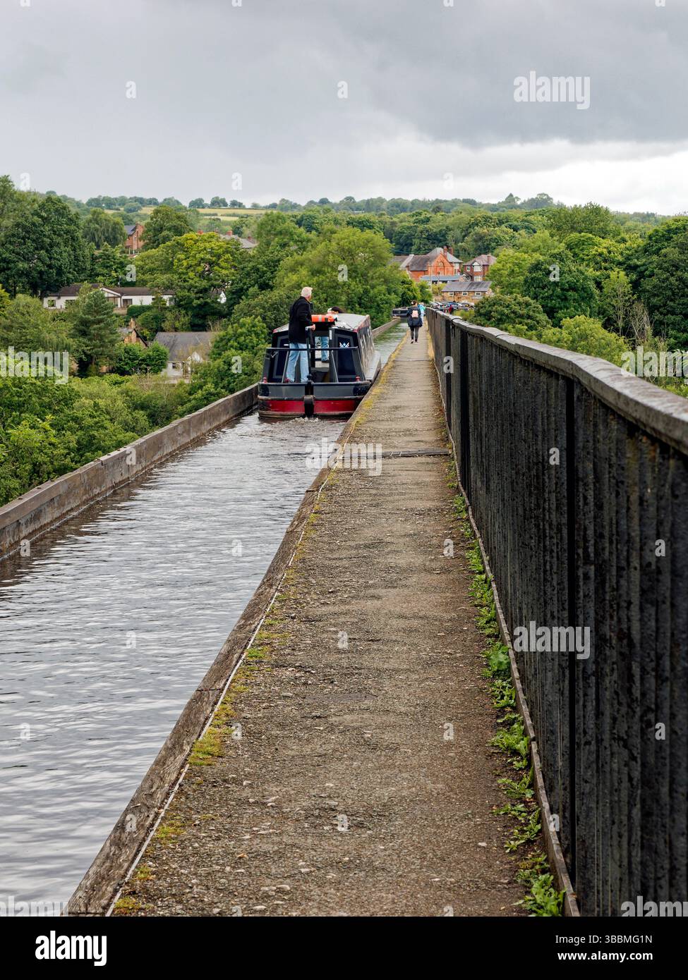 Das von Telford erbaute Pontcysyllte Aquädukt führt den Llangollen Canal durch das Dee Valley und ist Teil des Weltkulturerbes. Ein Strom am Himmel. Stockfoto