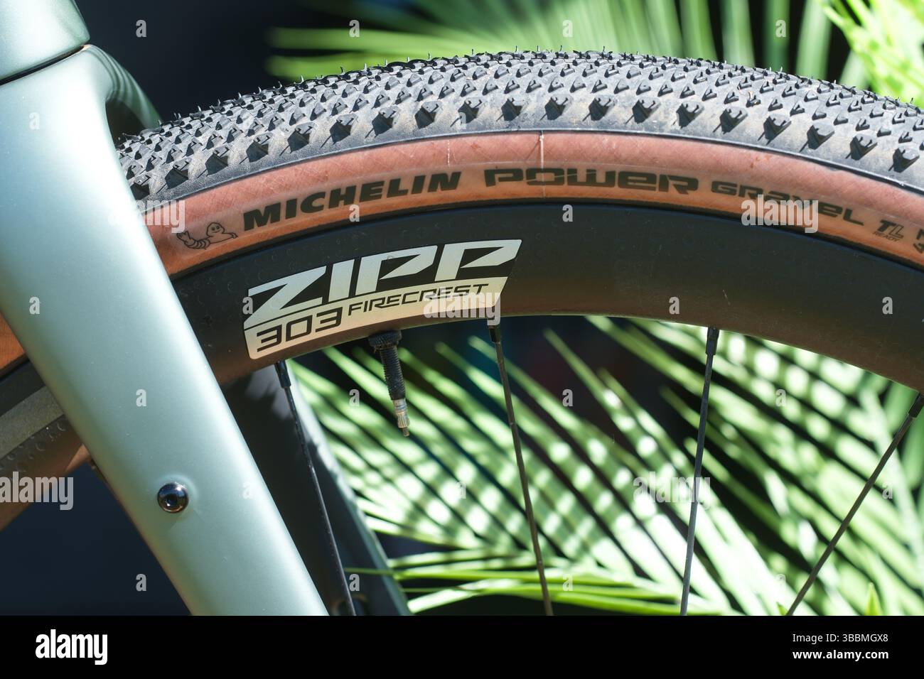 Zipp 303 Fireat-Vorderrad mit Michelin Power Gravel-Reifen im Mai 2025 Stockfoto