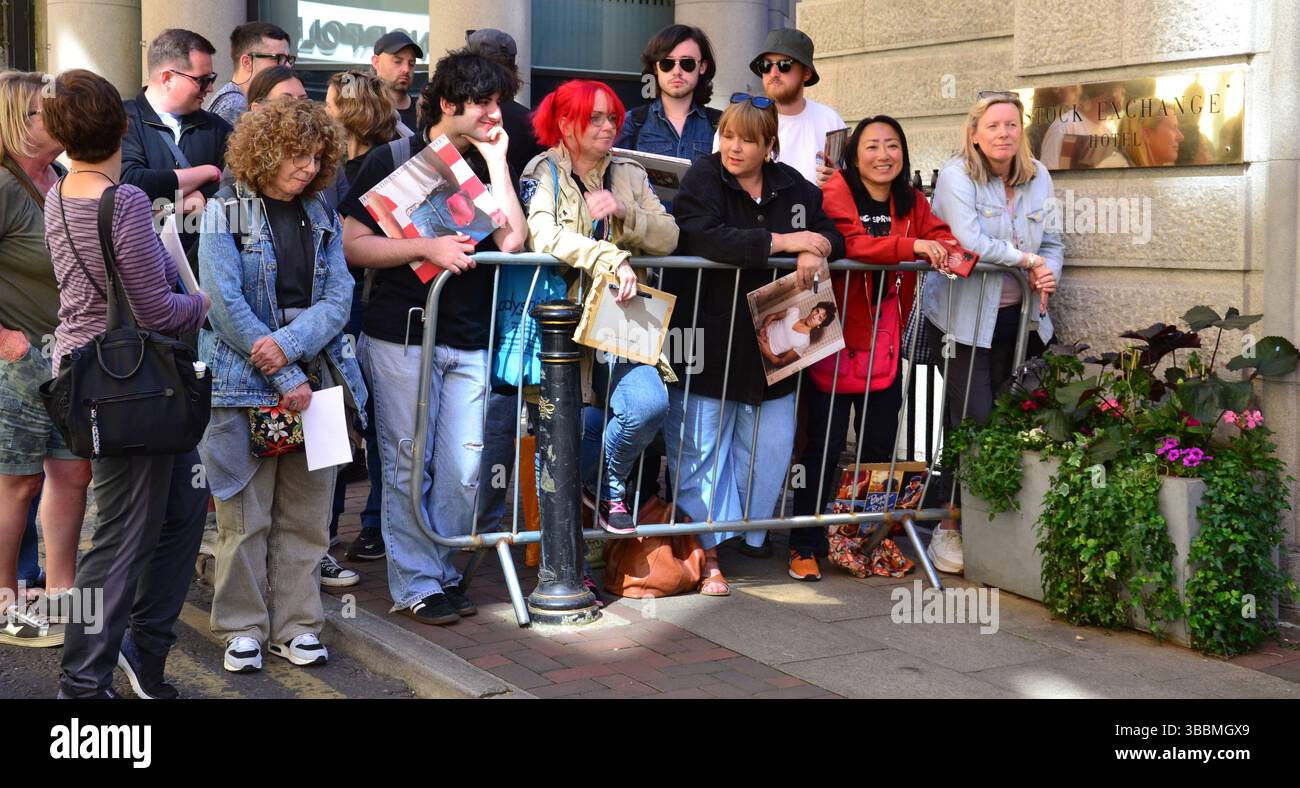 Manchester, Großbritannien, 16. Mai 2025. Fans von Bruce Springsteen warten vor dem Stock Exchange Hotel, wo Bruce Springsteen wohnt, während Bruce Springsteen und die E Street Band derzeit Konzerte in der Co-op Live Arena in Manchester, Großbritannien, aufführen. Ein eifriges internationales Publikum, von dem viele Bruce Springsteens Platten tragen, hofft auf ein Autogramm oder einen Blick auf den Rock-Pionier. Quelle: Terry Waller/Alamy Live News Stockfoto