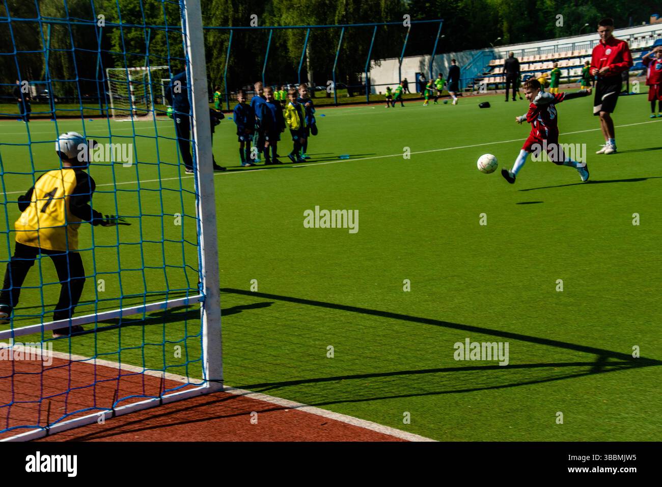 Ein Kind spielt Fußball im Park. Stockfoto