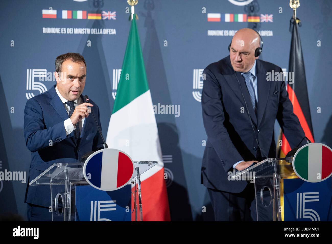 Sebastien Lecornu, französischer Minister der Streitkräfte, und Guido Crosetto, italienischer Verteidigungsminister Stockfoto