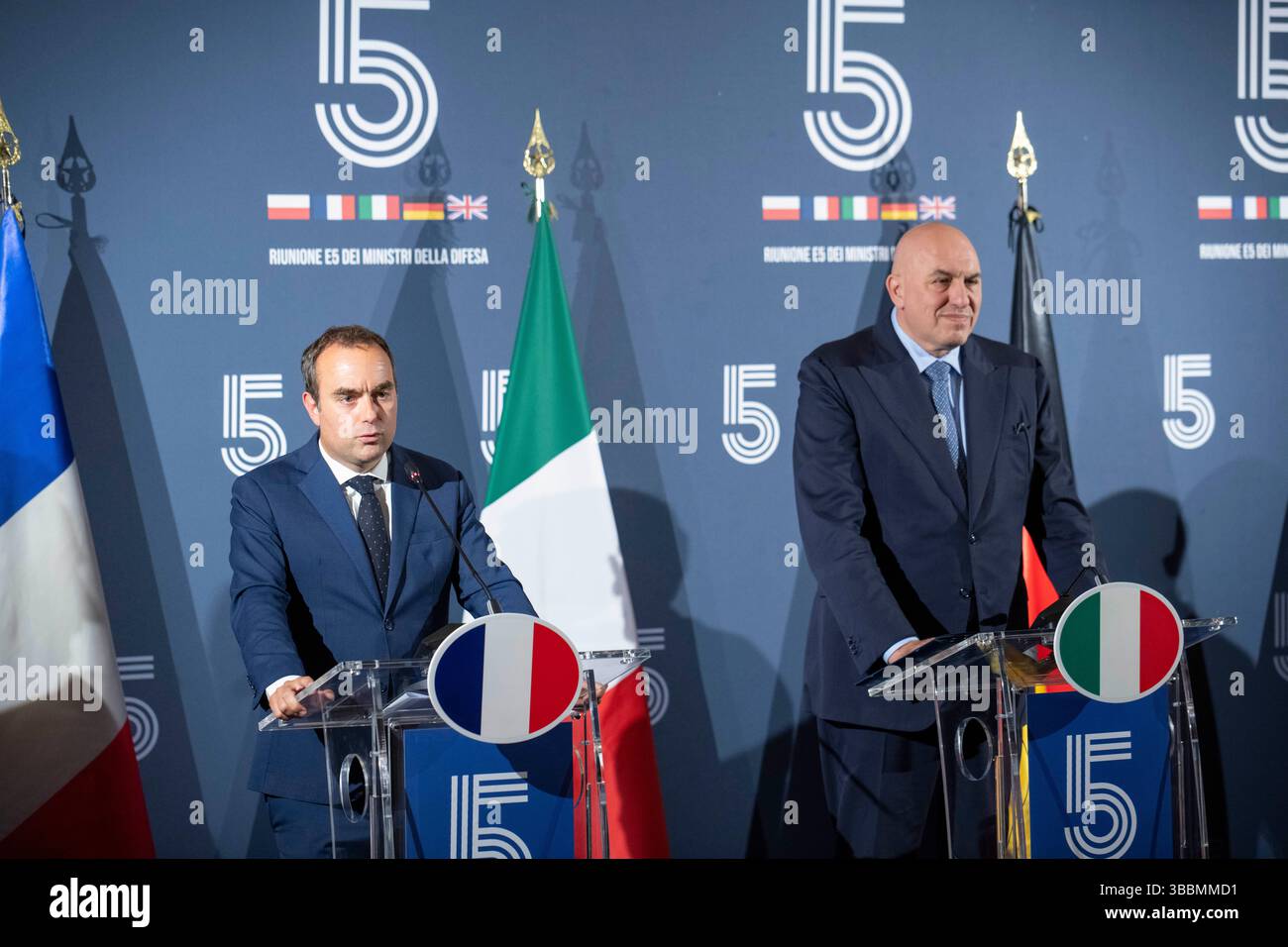 Sebastien Lecornu, französischer Minister der Streitkräfte, und Guido Crosetto, italienischer Verteidigungsminister Stockfoto