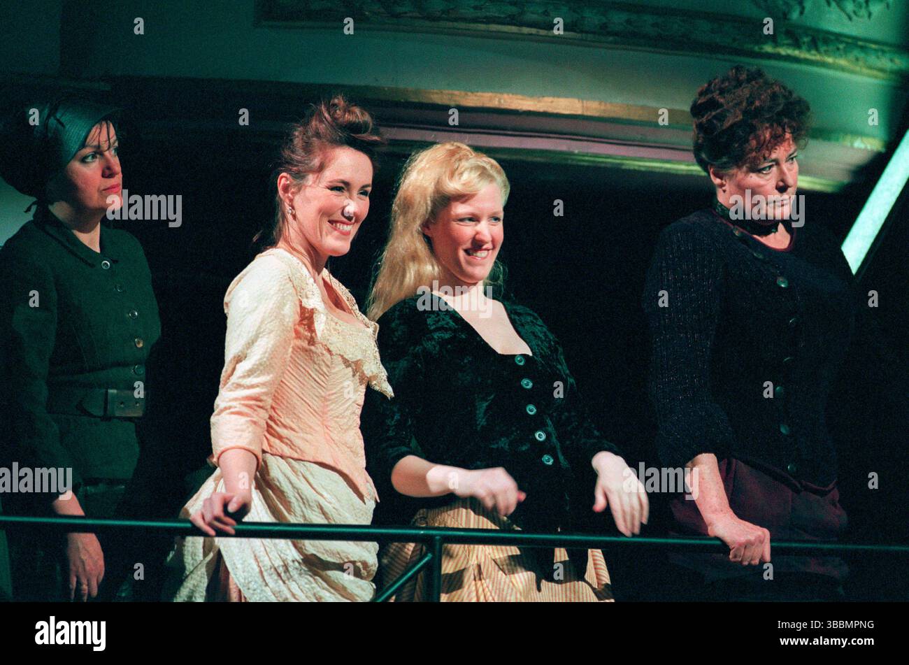 Von 2. Links: Charlotte Page (1. Nichte), Nicola Howard (2. Nichte), Ann Howard (Tante) in PETER GRIMES an der Welsh National Opera (WNO), New Theatre, Cardiff, Wales 15/02/1999 Musik: Benjamin Britten Libretto: Montagu Slater Dirigent: Carlo Rizzi Bühnenbild: Stefan Mayer Kostüme: Moidele Bickel Beleuchtung: Heinrich Brunke Regie: Peter Stein Stockfoto