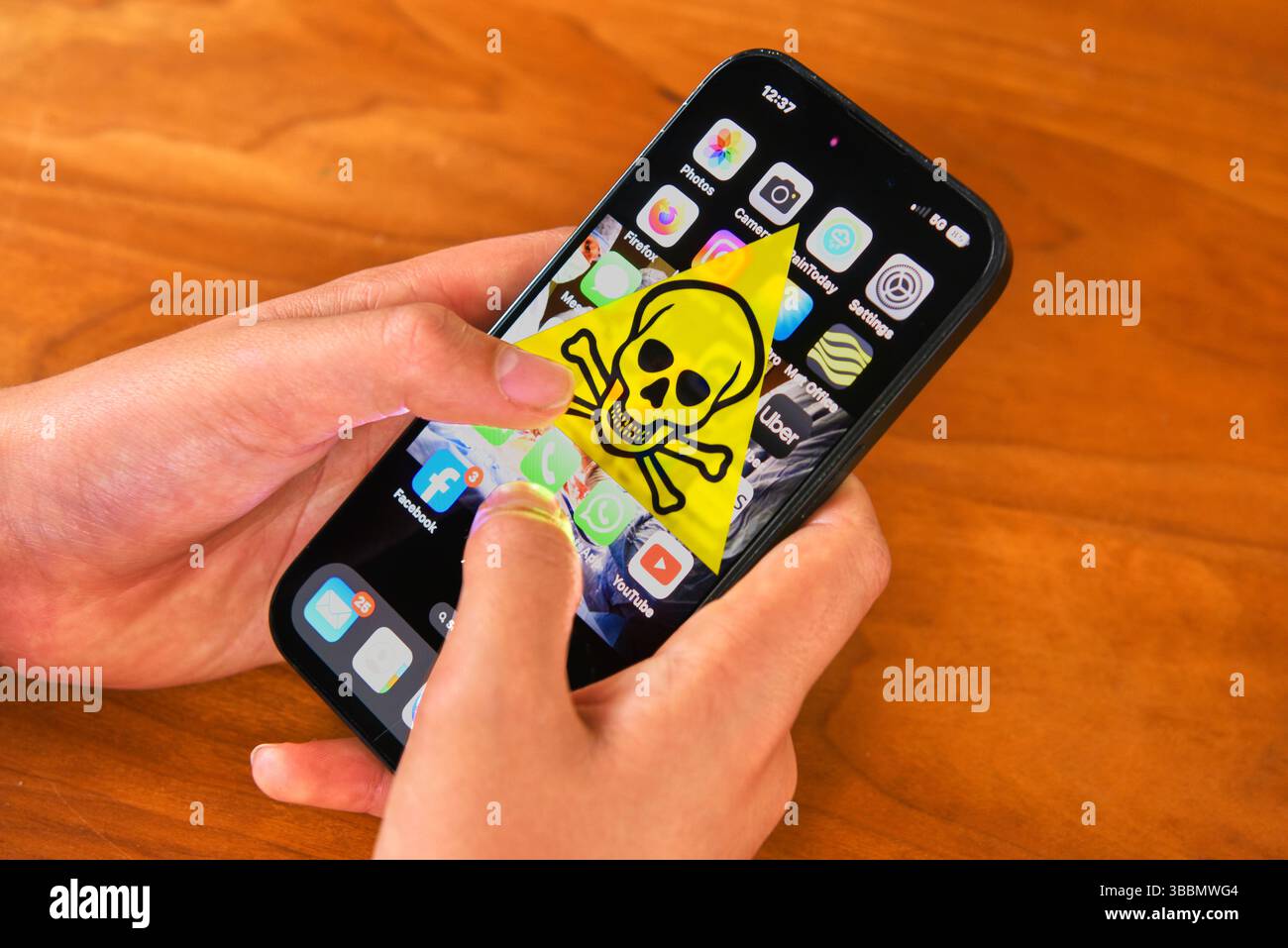 Teenager auf dem iPhone Stockfoto