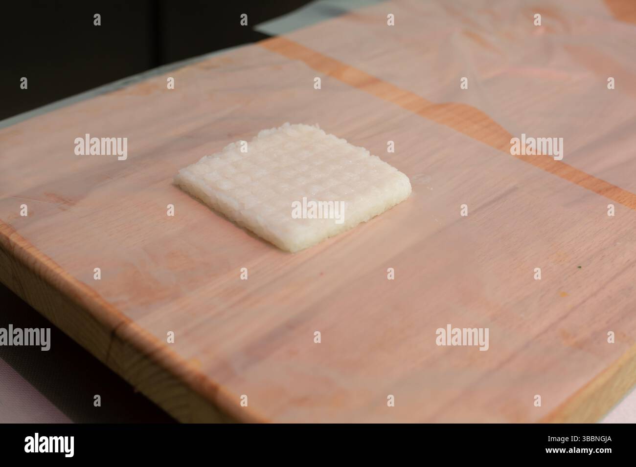 Bio-Fleisch-Sushi. Fleisch-Sushi-Rezept. Schritt-für-Schritt-Vorbereitung. Gemischtes Tablett Ihrer Wahl. Hochwertige Fotos Stockfoto