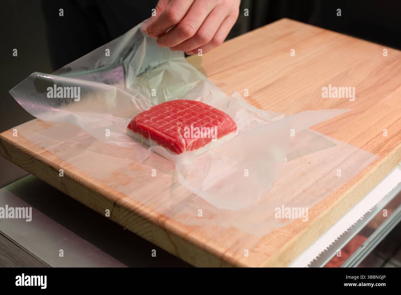 Bio-Fleisch-Sushi. Fleisch-Sushi-Rezept. Schritt-für-Schritt-Vorbereitung. Gemischtes Tablett Ihrer Wahl. Hochwertige Fotos Stockfoto