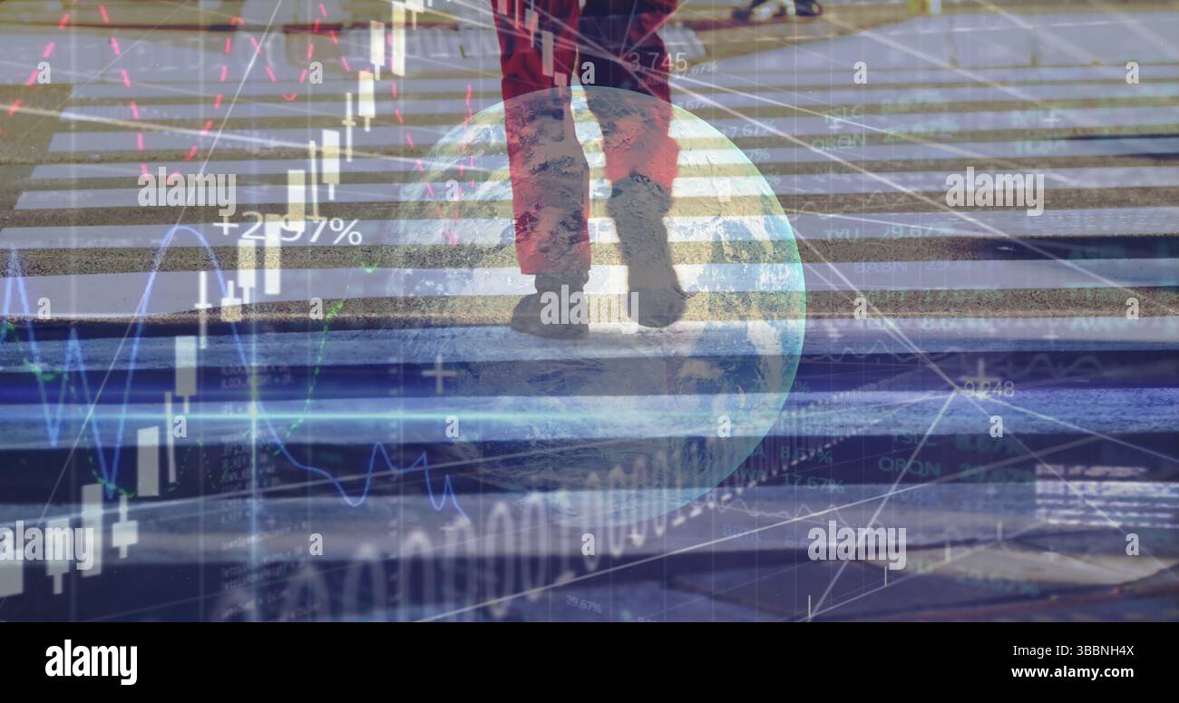 Fußgängerbeine, die über einen Quersteg laufen, in roten Hosen, schwarzen Stiefeln und mit Überlagerungen auf den Finanzkarten Stockfoto