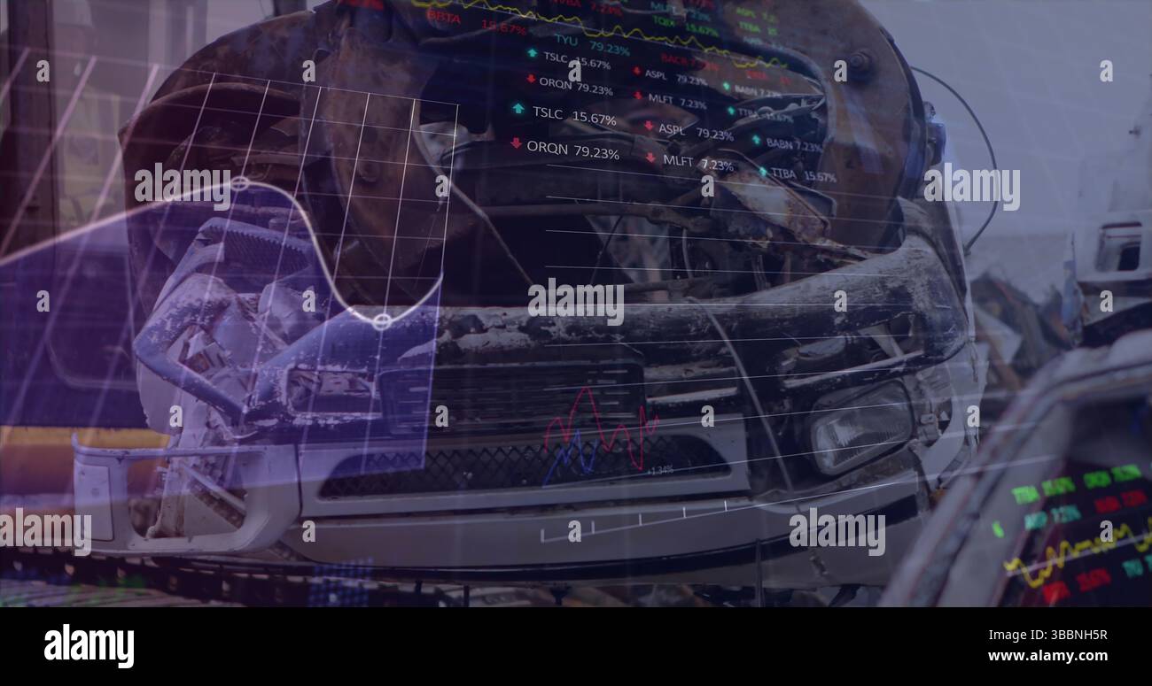 Anzeige der verstümmelten Fahrzeugfront im Reparaturraum, mit zerknittertem Motorhaubengitter und Überlagerungen in der Materialgrafik Stockfoto