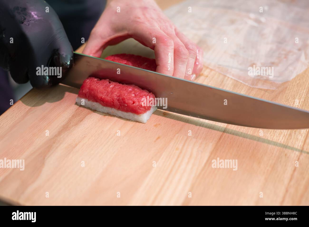 Bio-Fleisch-Sushi. Fleisch-Sushi-Rezept. Schritt-für-Schritt-Vorbereitung. Gemischtes Tablett Ihrer Wahl. Hochwertige Fotos Stockfoto