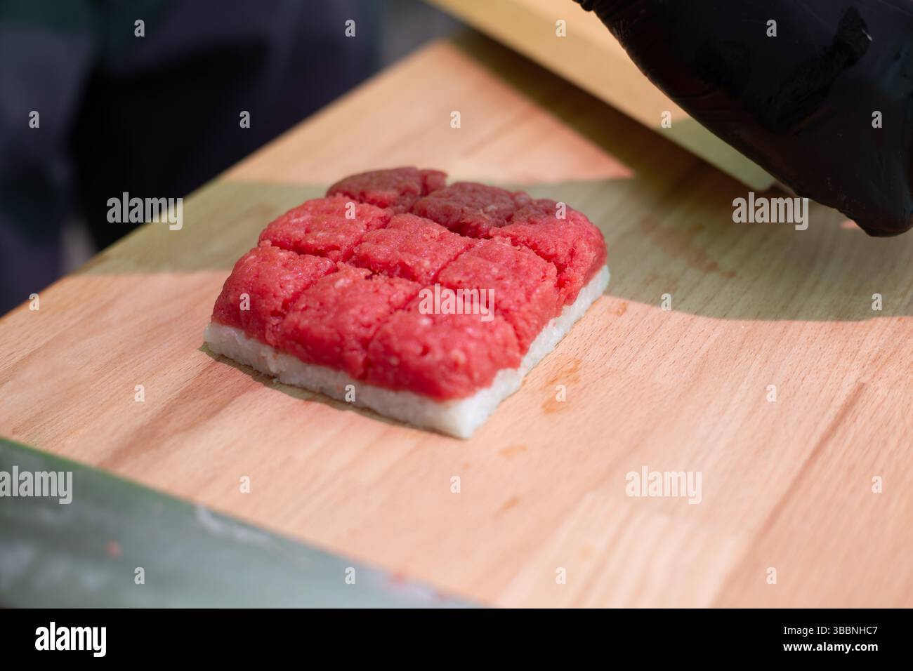 Bio-Fleisch-Sushi. Fleisch-Sushi-Rezept. Schritt-für-Schritt-Vorbereitung. Gemischtes Tablett Ihrer Wahl. Hochwertige Fotos Stockfoto