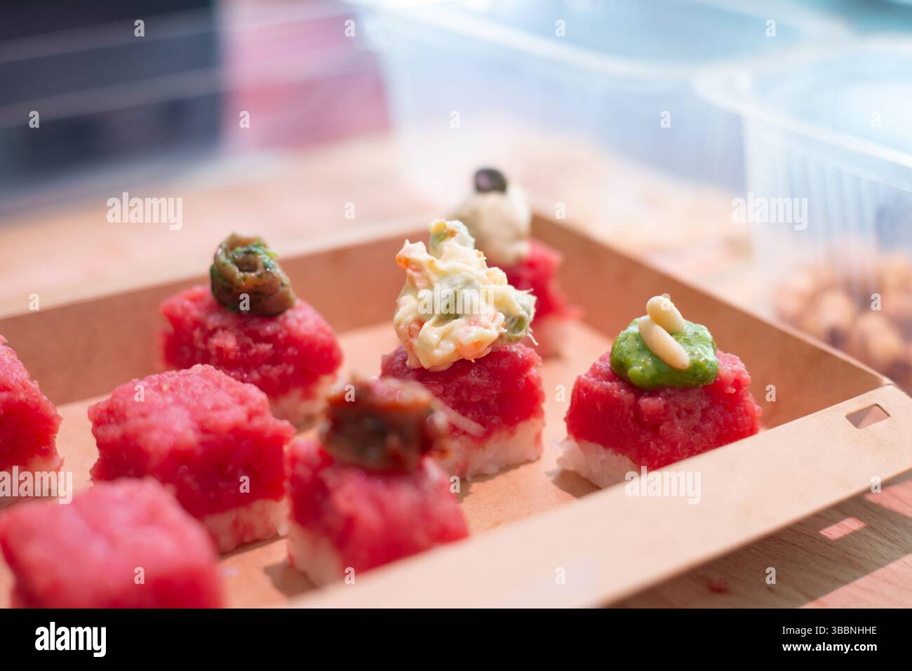 Bio-Fleisch-Sushi. Fleisch-Sushi-Rezept. Schritt-für-Schritt-Vorbereitung. Gemischtes Tablett Ihrer Wahl. Hochwertige Fotos Stockfoto